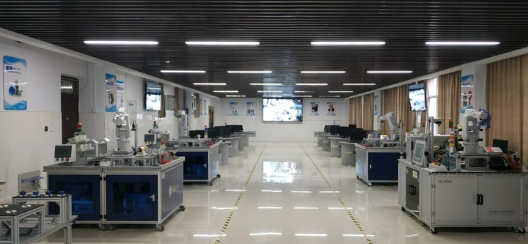 湖南一家职业技术学院机器人实训室